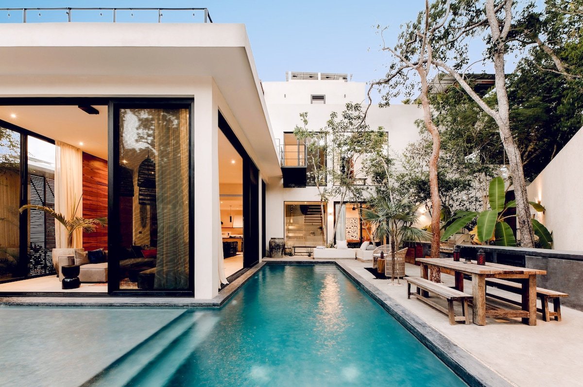 Casa Manati | Stunning Mansion with Rooftop & Pool