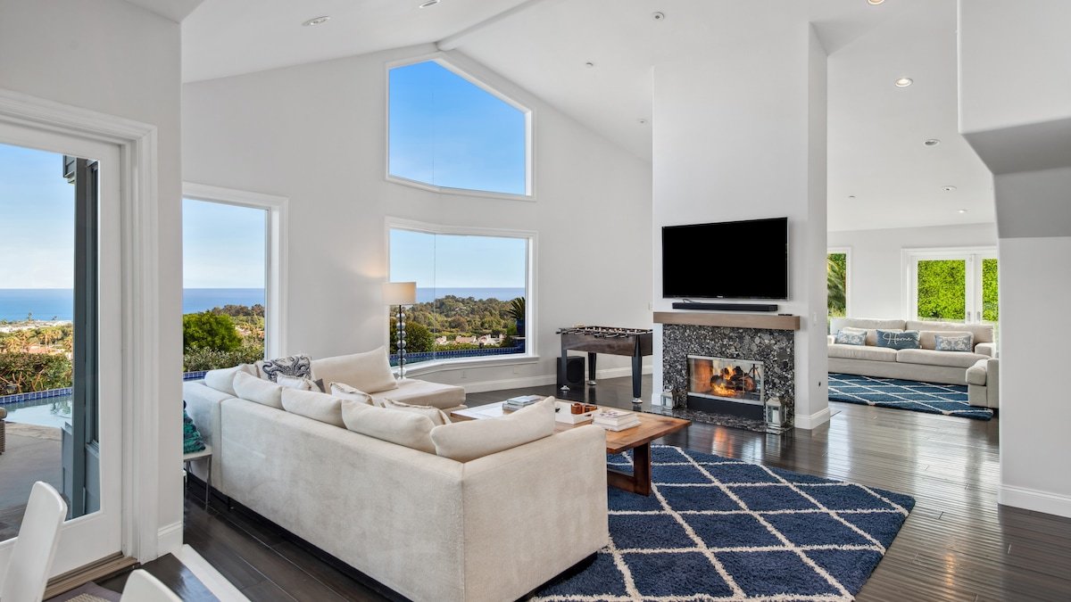 High-End – Hot Tub – Pool – Pacific View – Private gallery image 4