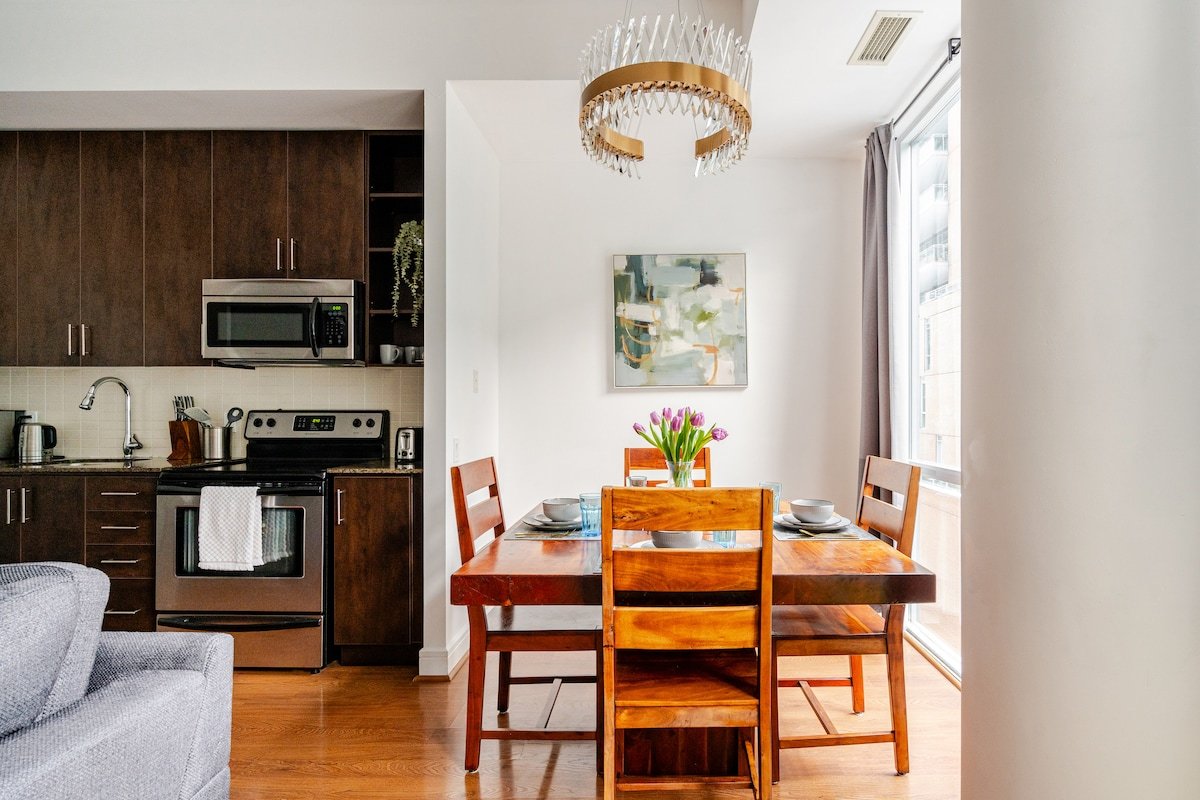 3Beds & 2Baths Condo at Heart of Downtown Toronto gallery image 2