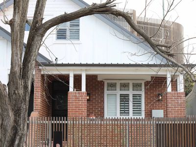 Wrapped in Clovelly – a warm 5 bedroom home