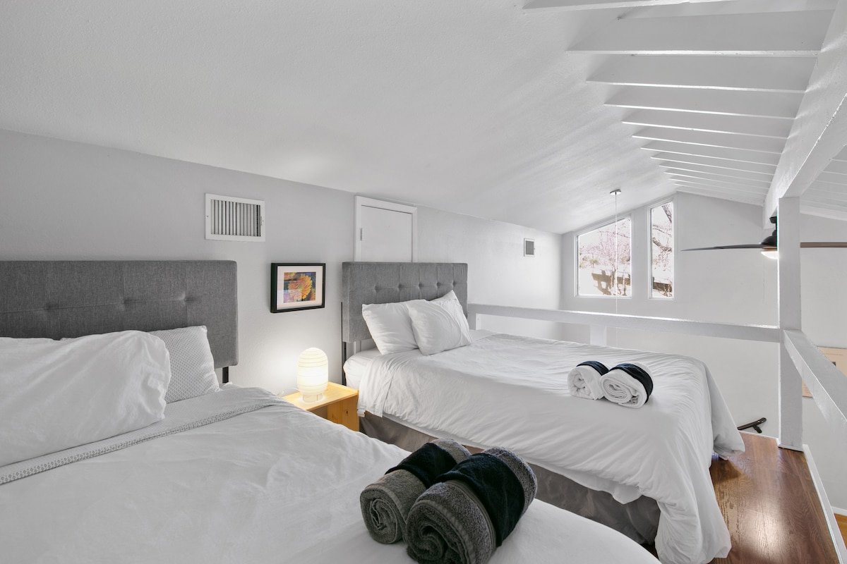 Huge Private Villa near Downtown – 12 Real Beds gallery image 3