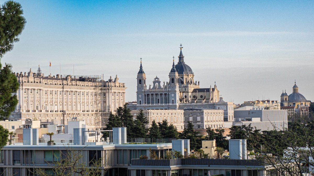 The 4 Lofts Gran Via suites-Groups-Parking infront gallery image 3