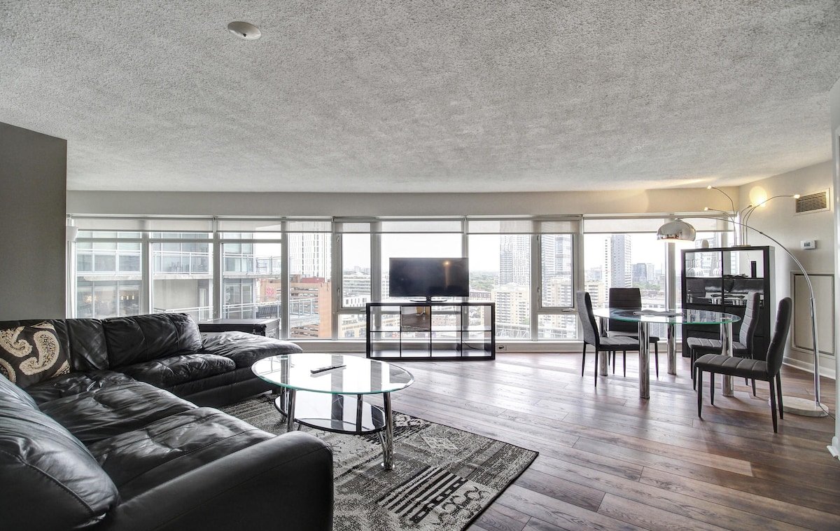 *Cool&Contemporary* Condo steps from Eaton Center gallery image 2