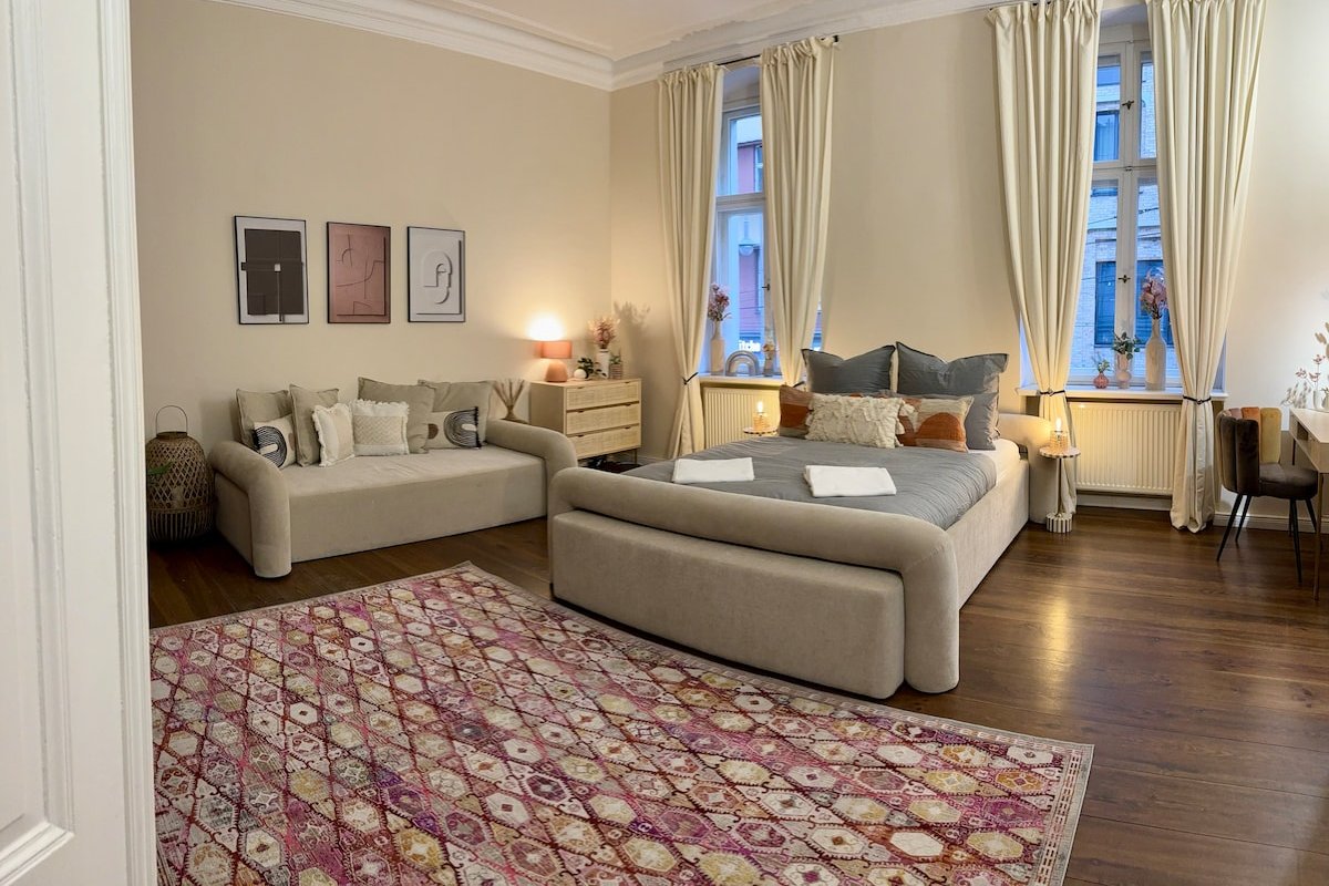 Central I 140m² • 4-Room • 1.5 Bath • Hackescher gallery image 3