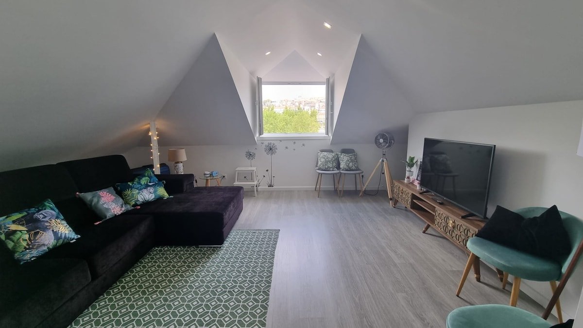 LUXURY PENTHOUSE – River Gallery Art – View&Center gallery image 4