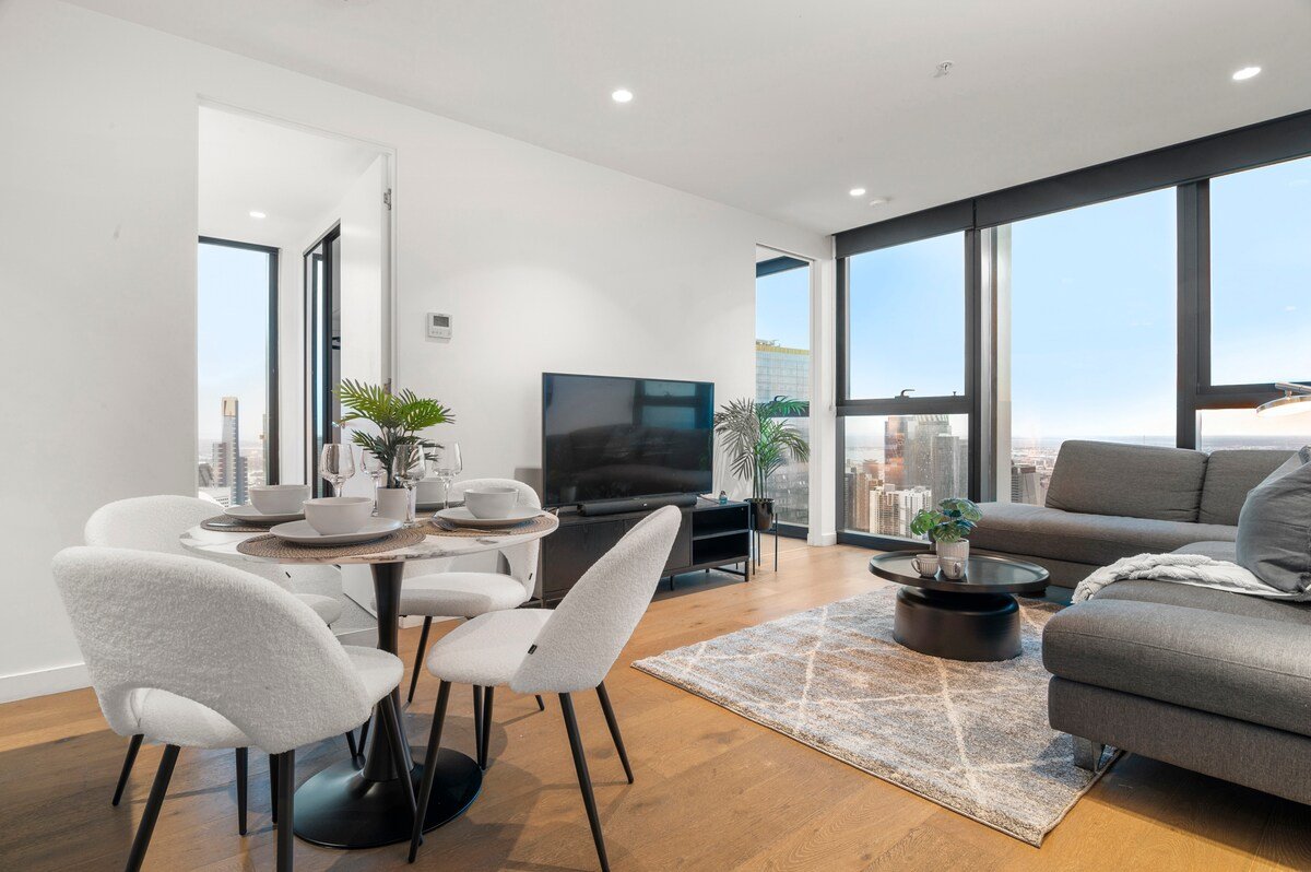 Live Luxe |Gorgeous City Views 3BR APT w/ Pool&Gym gallery image 2