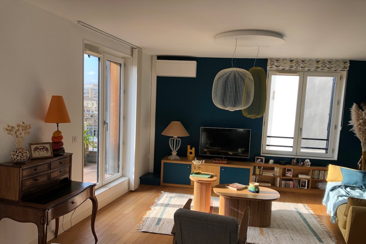 Magnificent apartment with terrace in the center gallery image 3