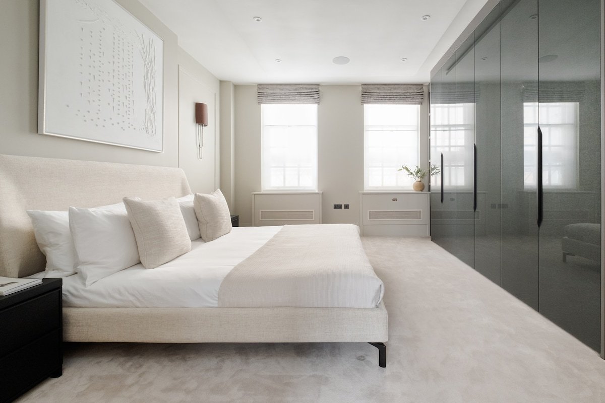 Spectacular single level 4BR 3BA Mayfair flat gallery image 2