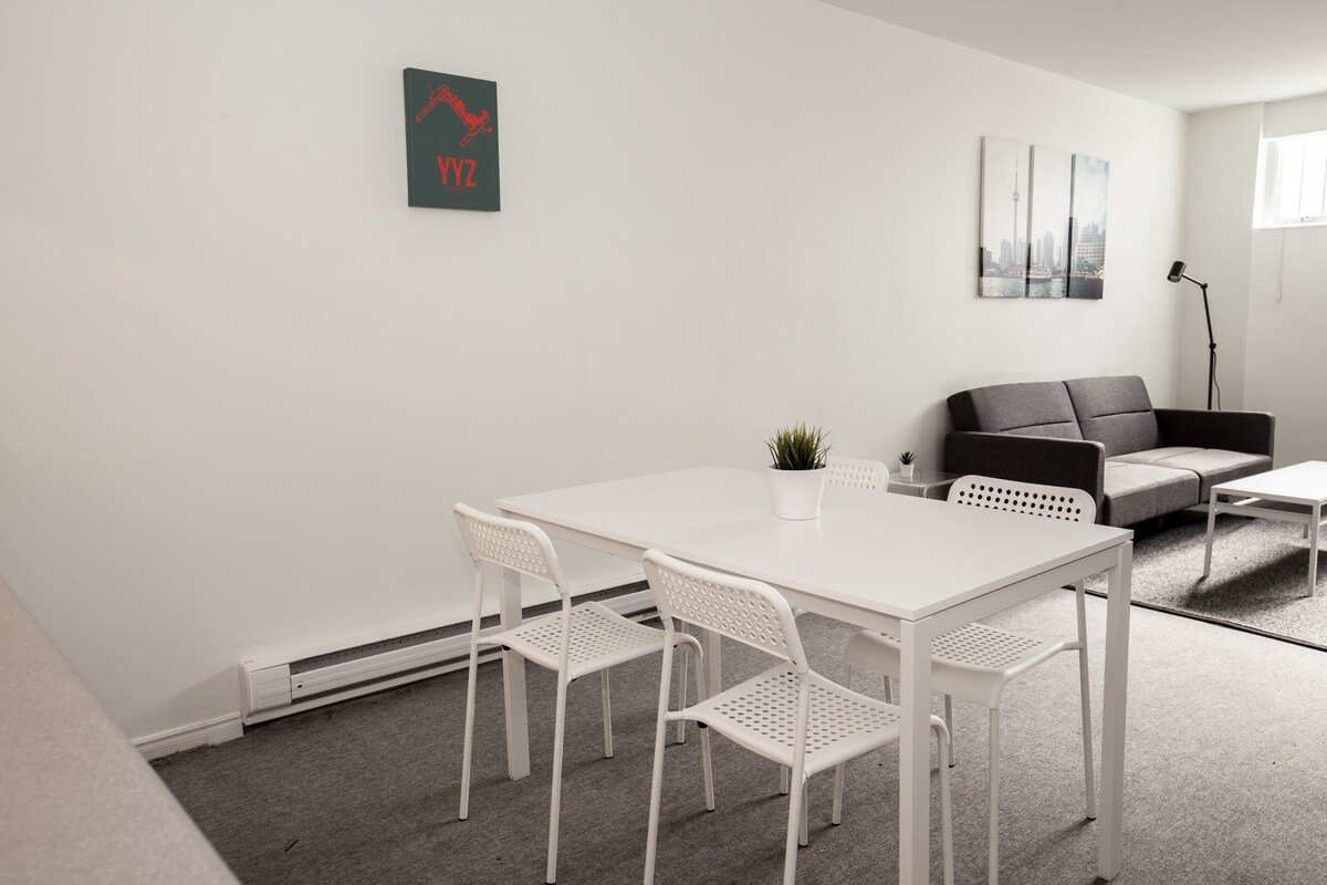 DUNDAS SQUARE – Spacious Bunker – with 2 Desks gallery image 5