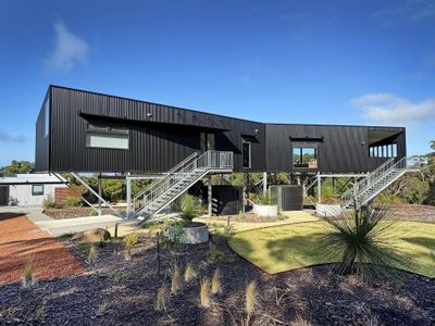 Lights Lookout: Elevated home, expansive sea views