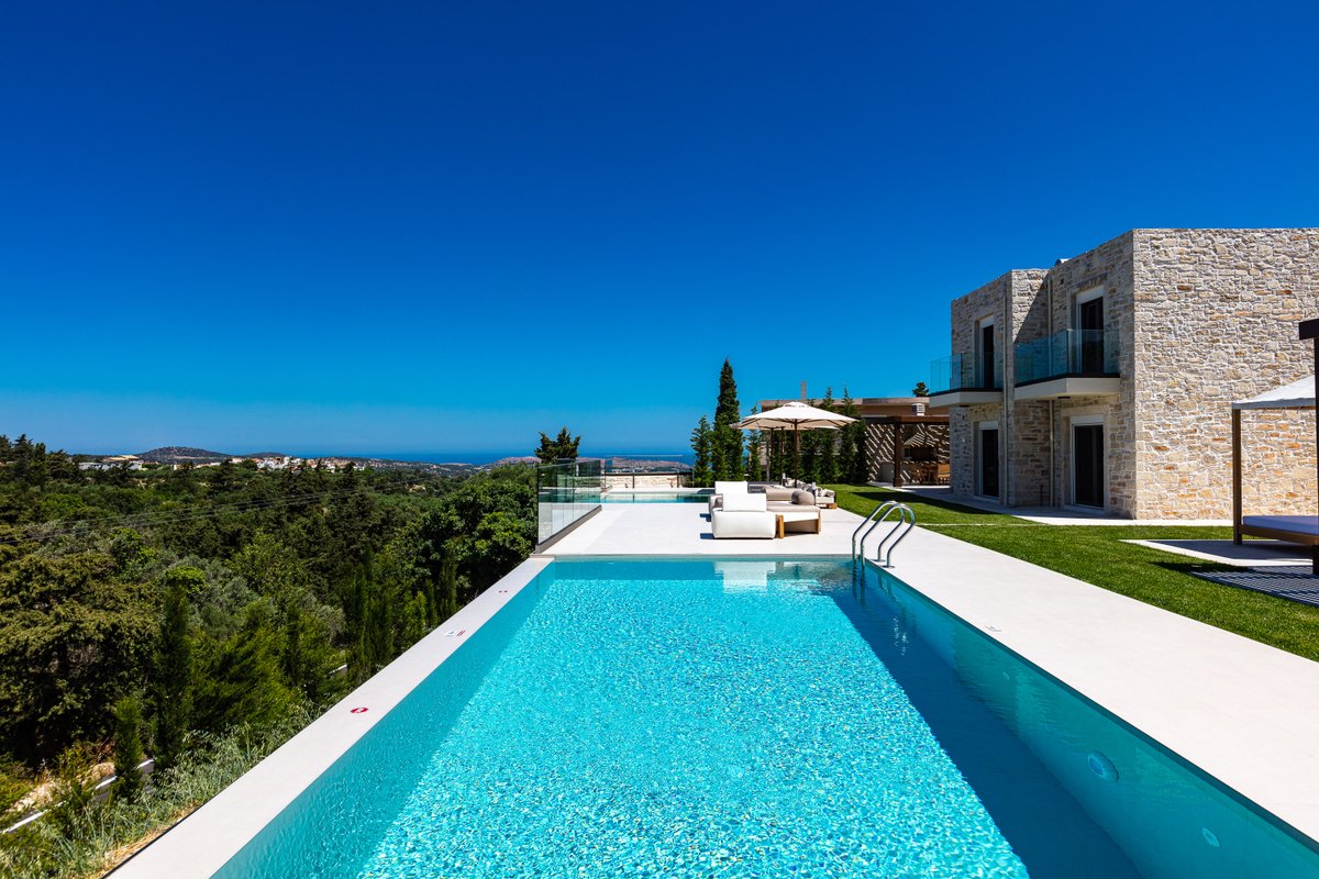 Two private pools, hot tub, nature views!