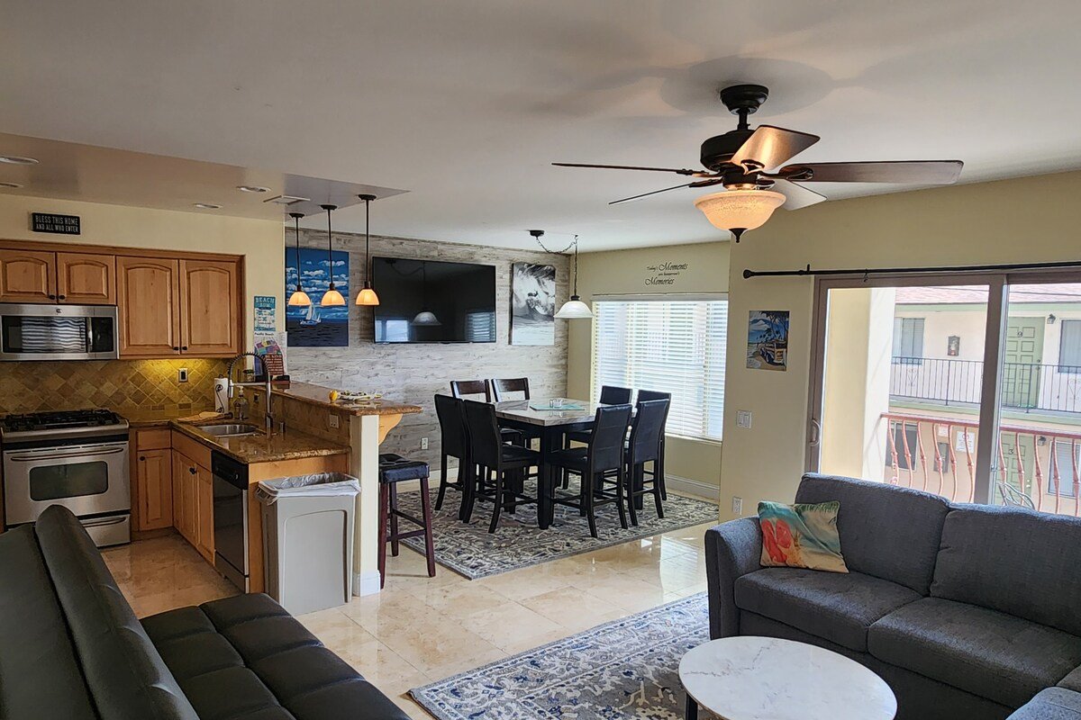 Beautiful By the Beach/King bed/AC/2 car garage gallery image 3