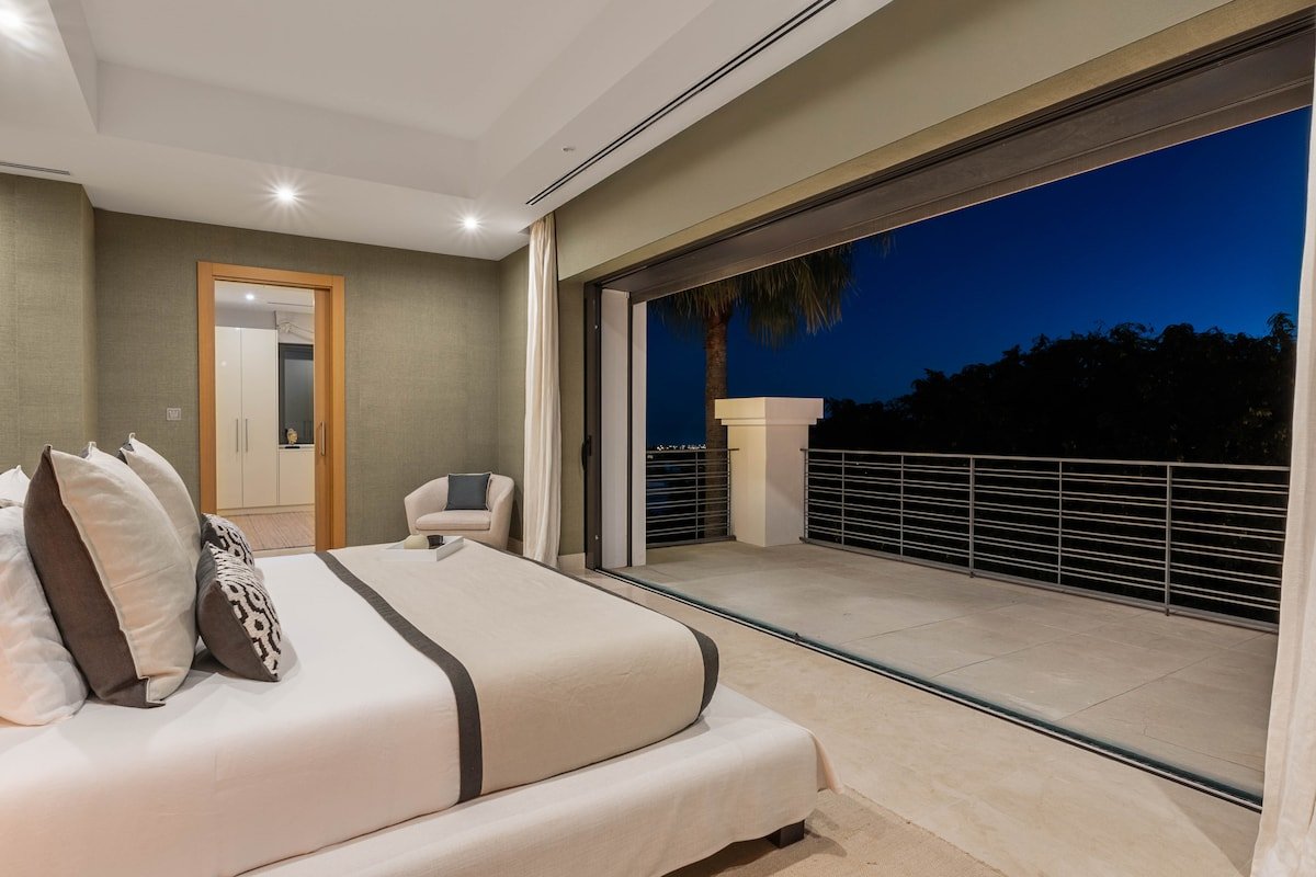 Elegant 6-Bedroom Villa in Marbella with Sea Views gallery image 5