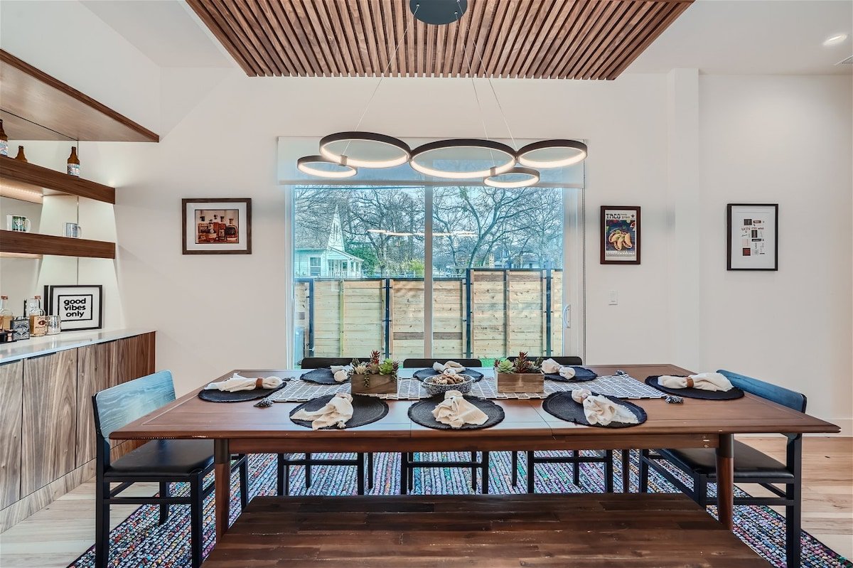 High-end 4 BDRM I Downtown Austin I Pool & Patio! gallery image 5