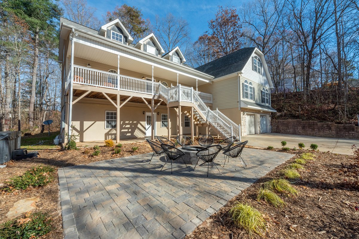 7000 SF • 10 min to Downtown • Hot Tub•Sauna•Bocce