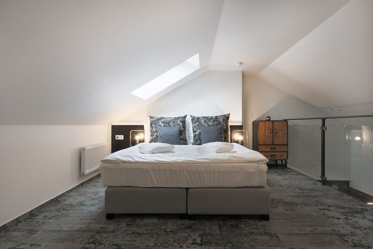 Urban Apt in Vinohrady with A/C – CORU House gallery image 3