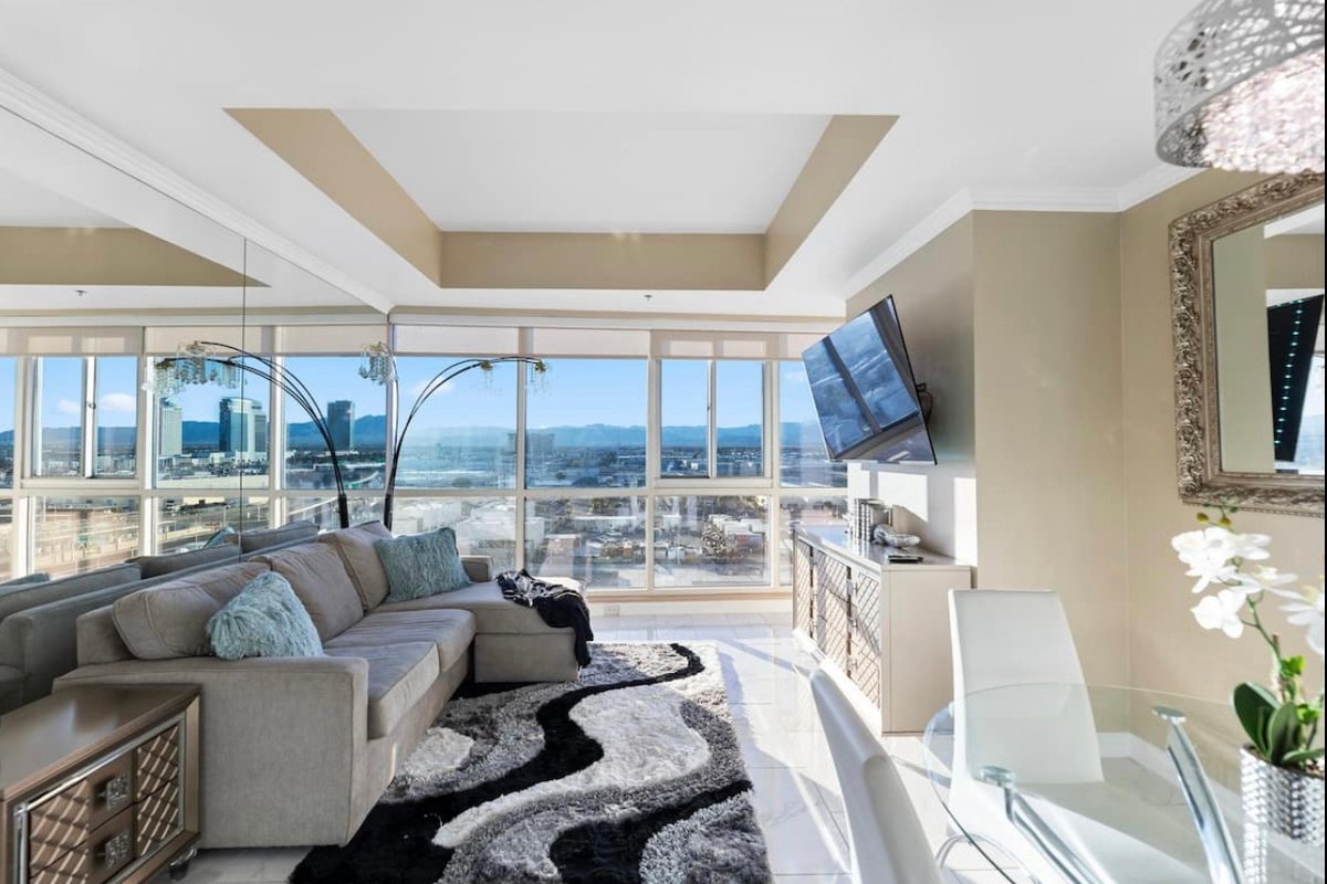 Luxury 2 BDRM Contemporary Condo 0.6 mi from Aria