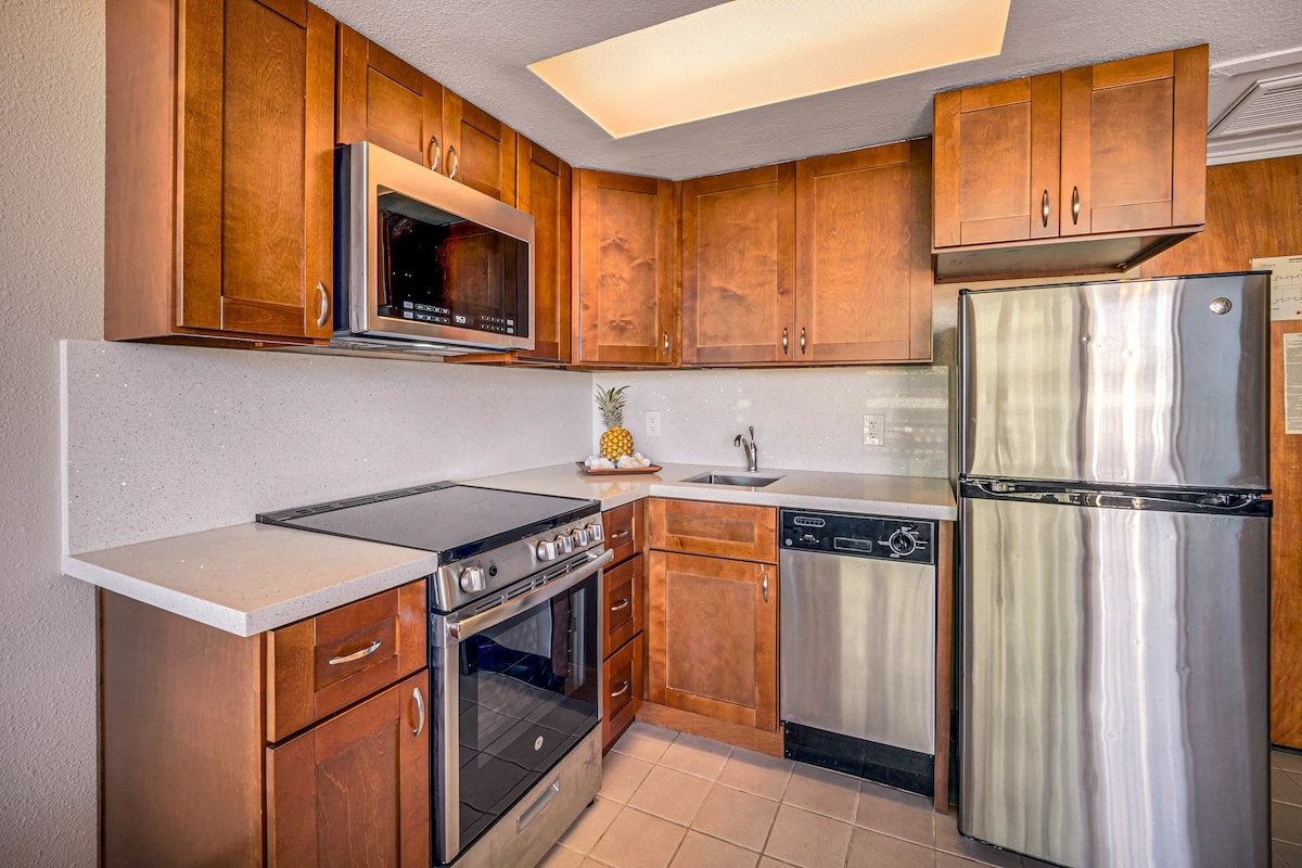 2BR: 5 mins to Waikiki Beach, Pool, Hot Tub, Sauna gallery image 5