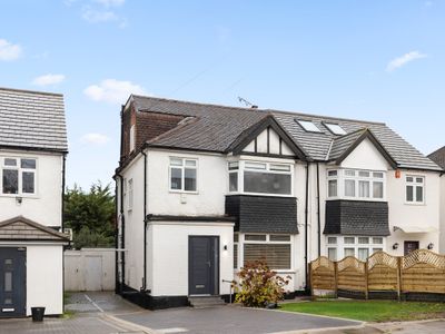 Modern 4-Bed Home Perfect for Groups in London