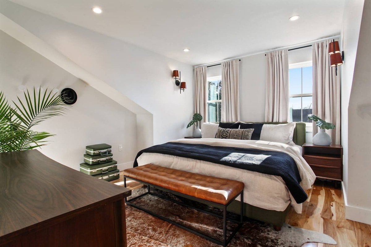 Spacious Mid-Century Oasis | Heated Pool gallery image 4