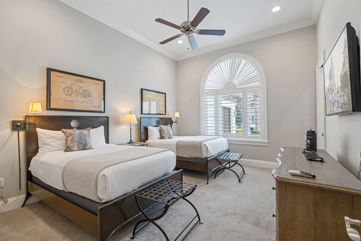 Legends Palace: Private Bowling, Theater, Arcade gallery image 4