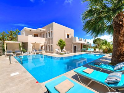 Island Villa with Private Heated Pool 31 guests