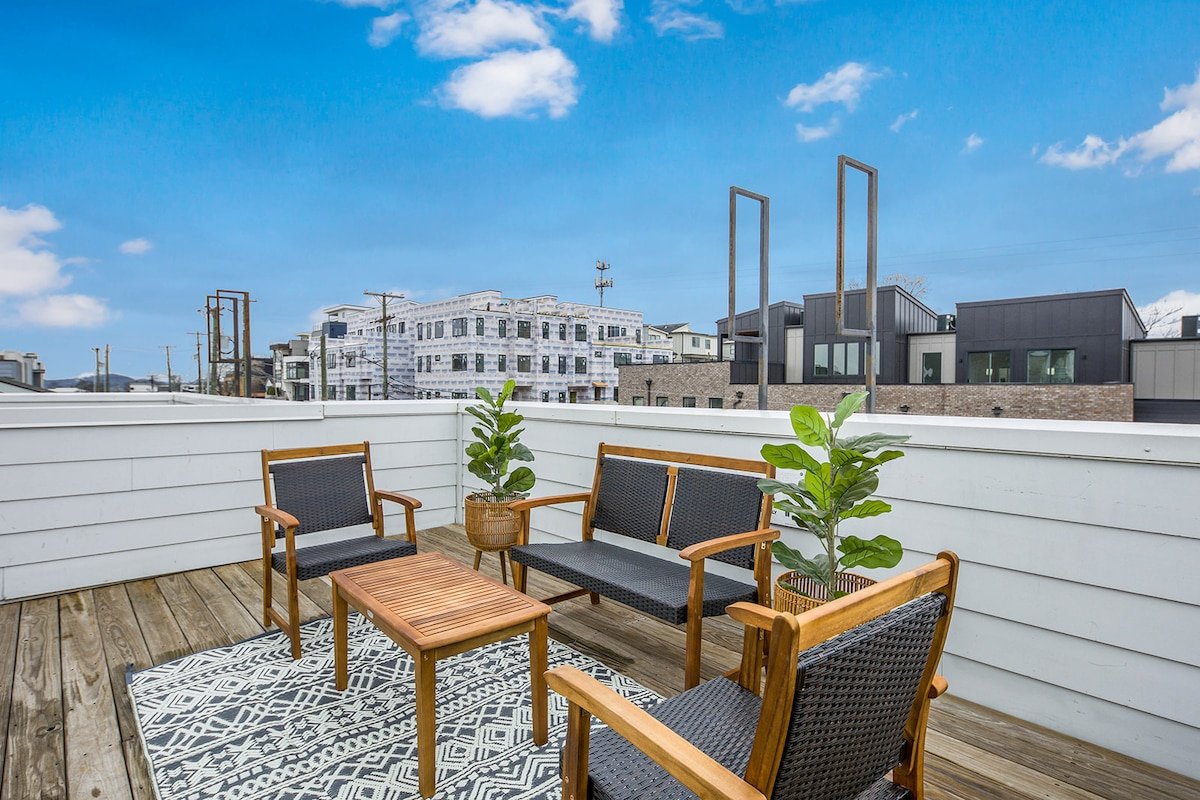 2 Homes – 8 Bedrooms – Sleeps 24! Rooftop Views! gallery image 2