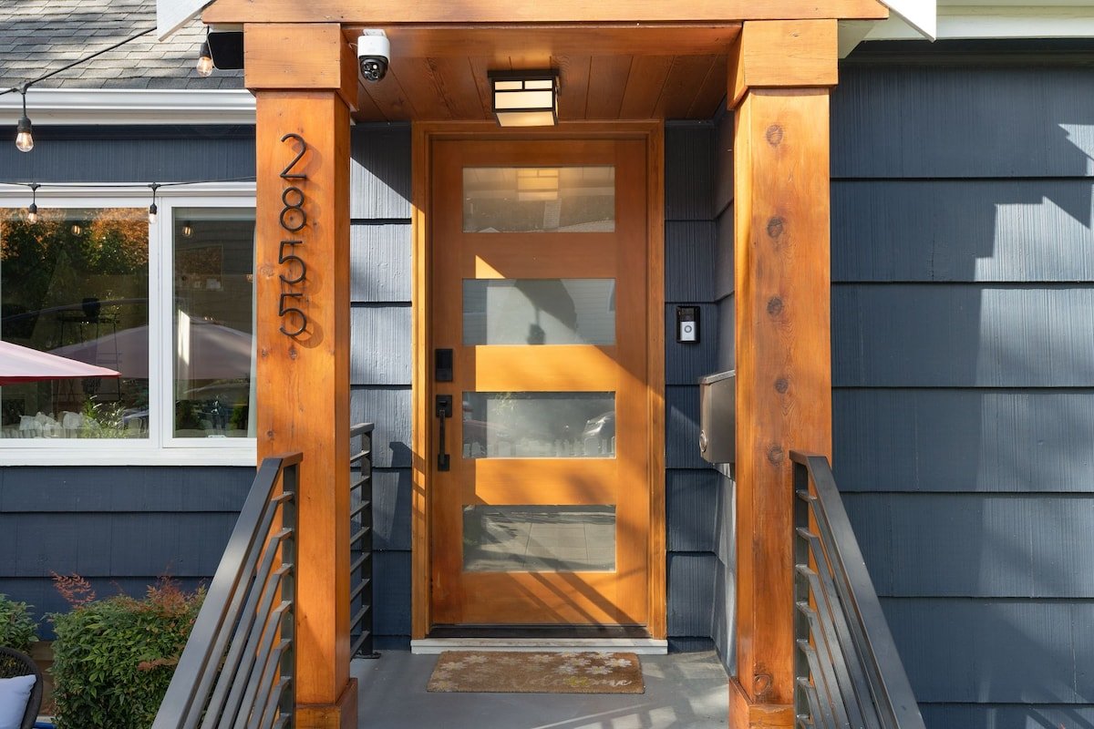 3 BR Luxury Craftsmen | Queen Anne | Family/Pet+ gallery image 4