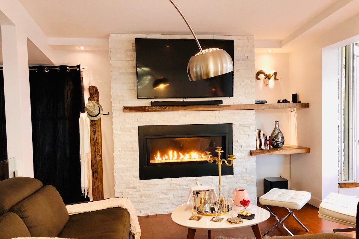 Fun and Vintage Family room in Quebec w/ love ones gallery image 2