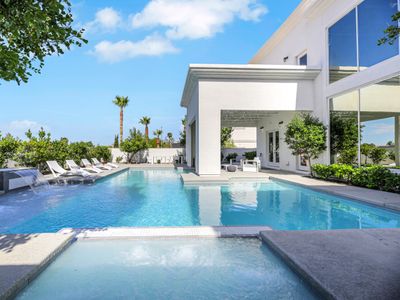 Luxury Villa with large Pool 10 min from the Strip