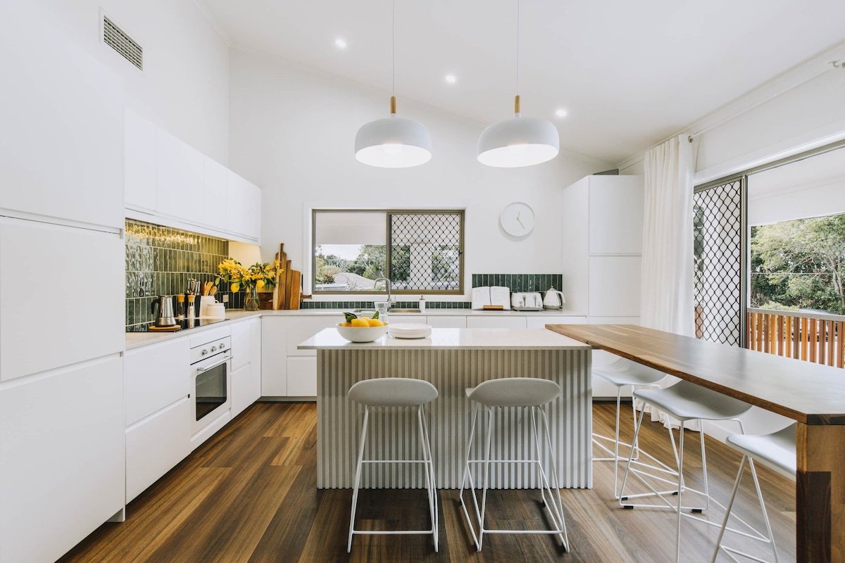 The Entire House – Lou and Lewie’s gallery image 4