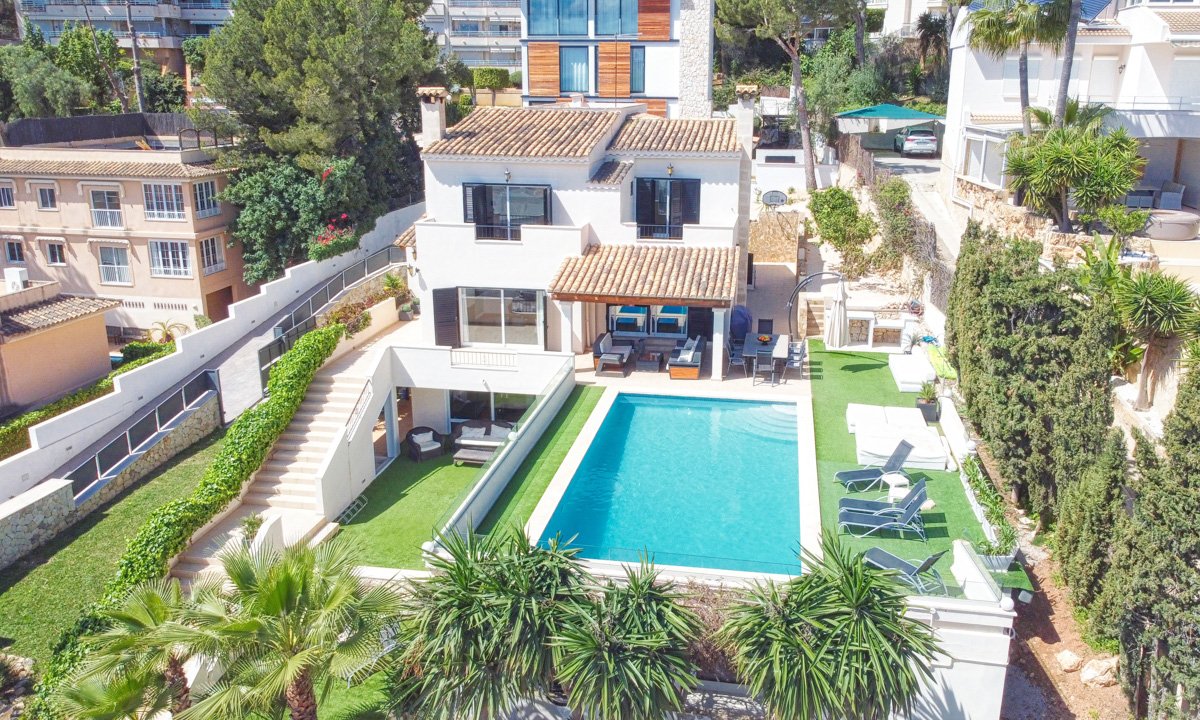 Magnifica villa con piscina y vistas al mar