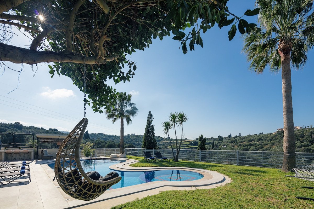 Heated pool, kids pool, gorge and sea views! gallery image 4