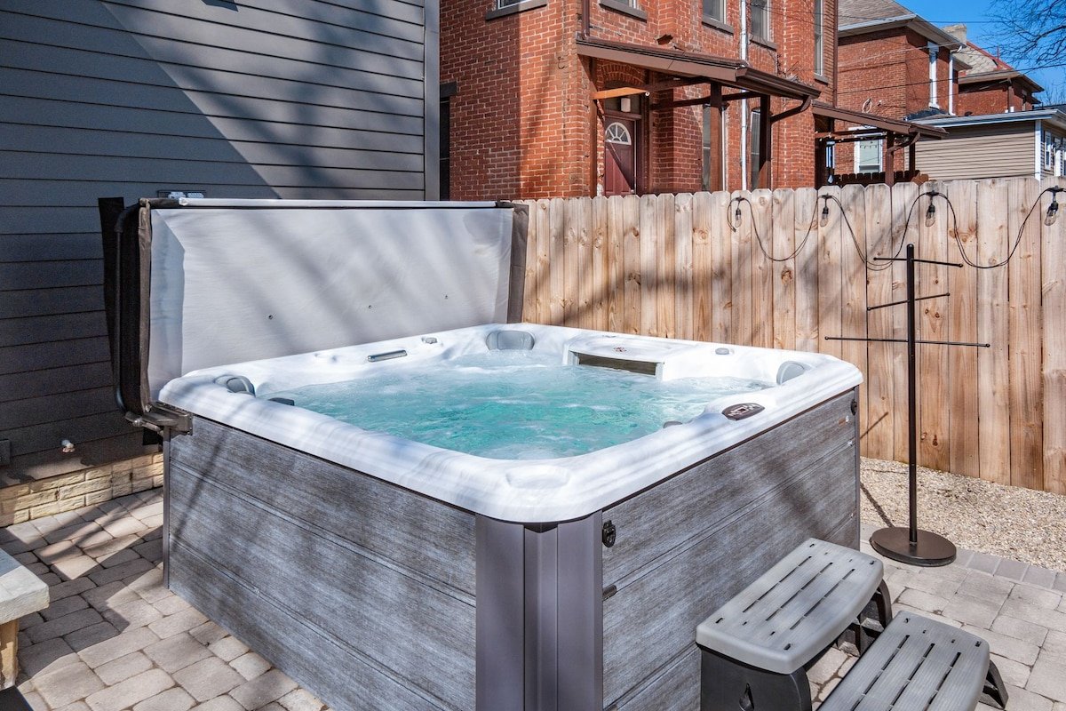 Stylish City Escape: Hot Tub, Games, Photo Booth gallery image 5