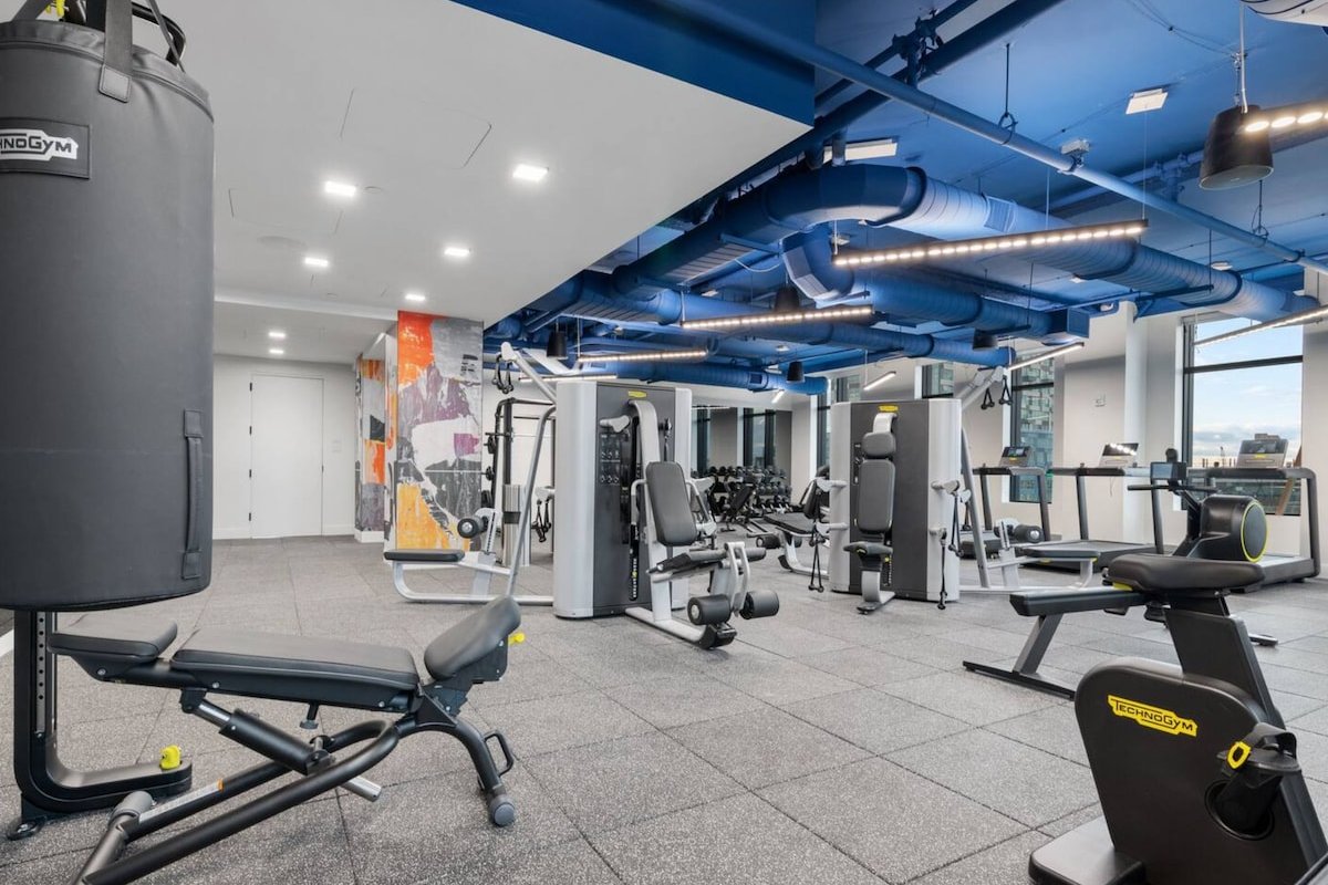 City Skyline w King Bed, Pool Gym Wi-Fi & Parking gallery image 5