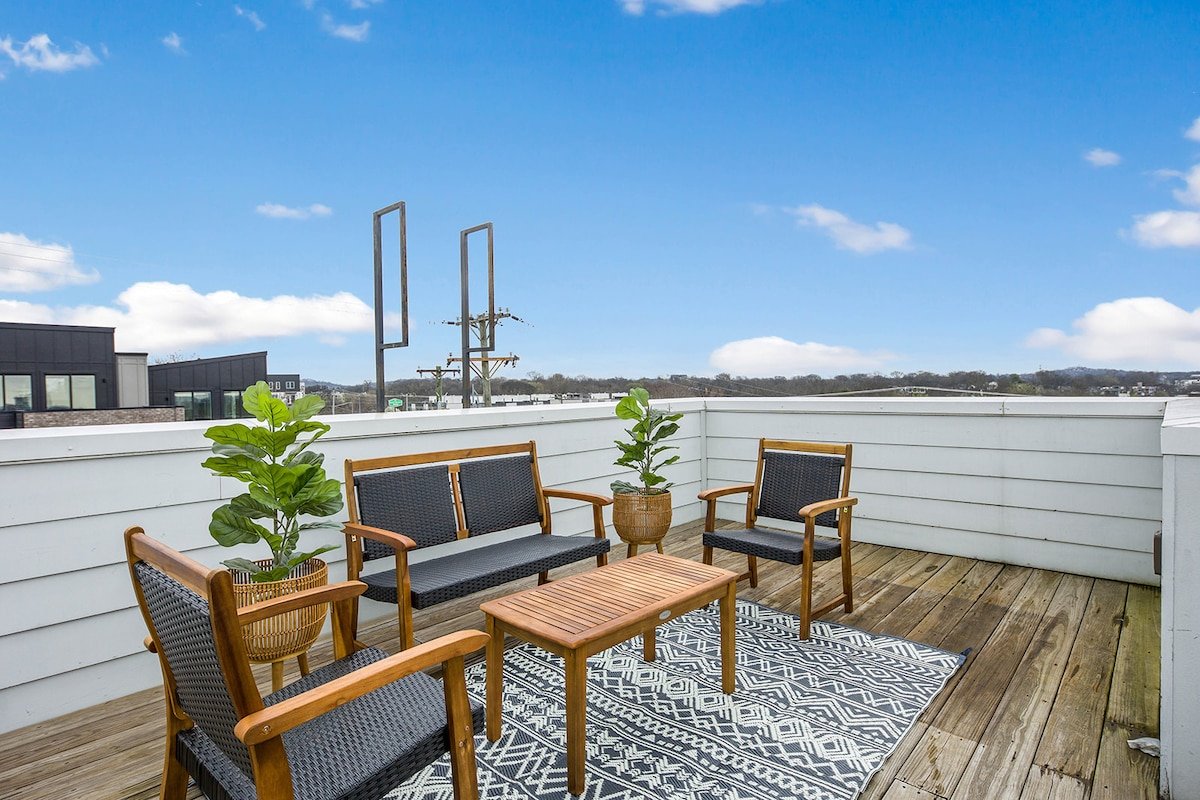 ~ Music City Views ~ Sleeps 24! 2 Homes! gallery image 2