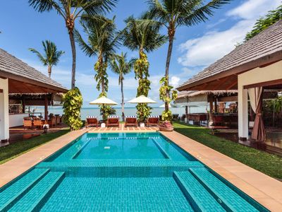 Beachfront, families, Bfast, full team with Chef