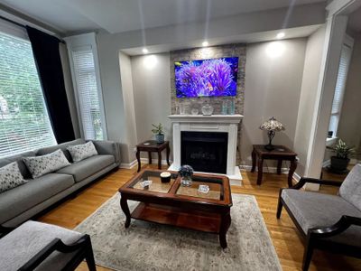 Wrigleyville Updated Condo with Free Parking