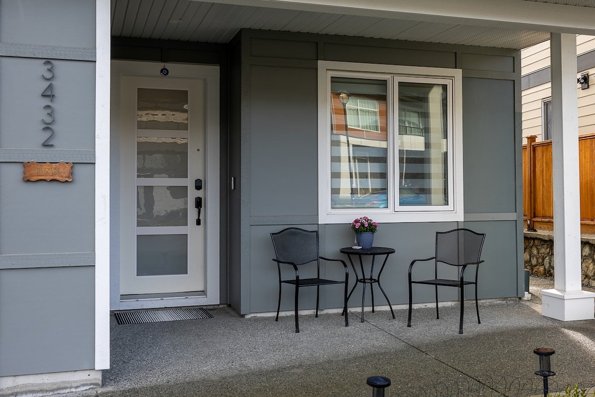 Stunning Bear Mtn Home: 4BR, Views & Fenced Yard gallery image 3