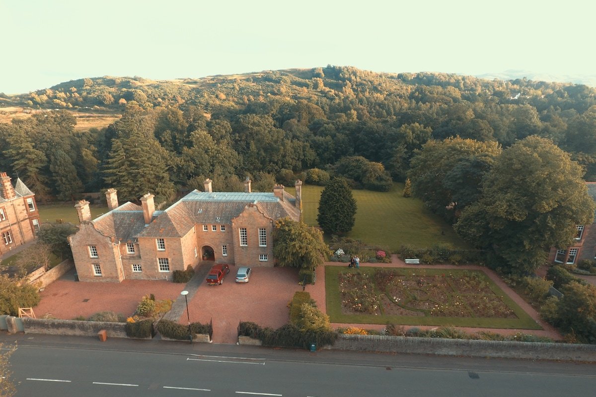 Luxury private home in Edinburgh gallery image 2