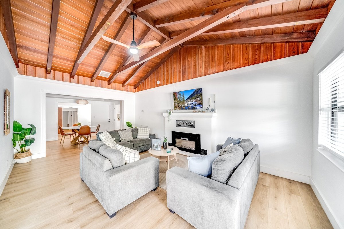 Heated Pool! Massive Gem+Close To Beach & Shops! gallery image 5