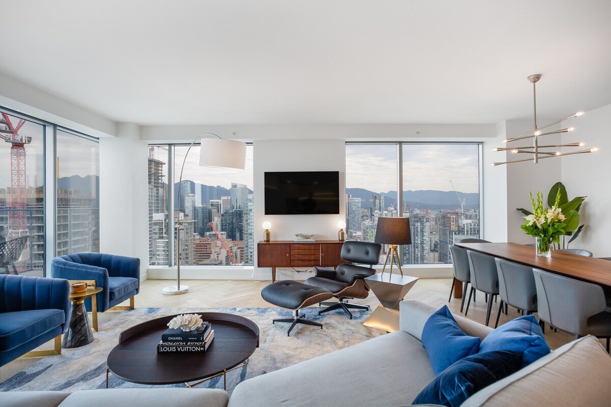 Breathtaking Views 3 bdrm, pool, hot tub, gym gallery image 4