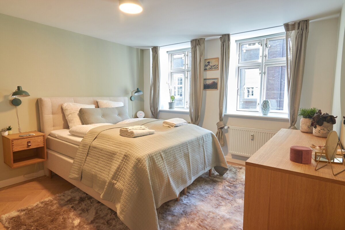 Designer 2 BR Home w/ Private Balcony gallery image 5