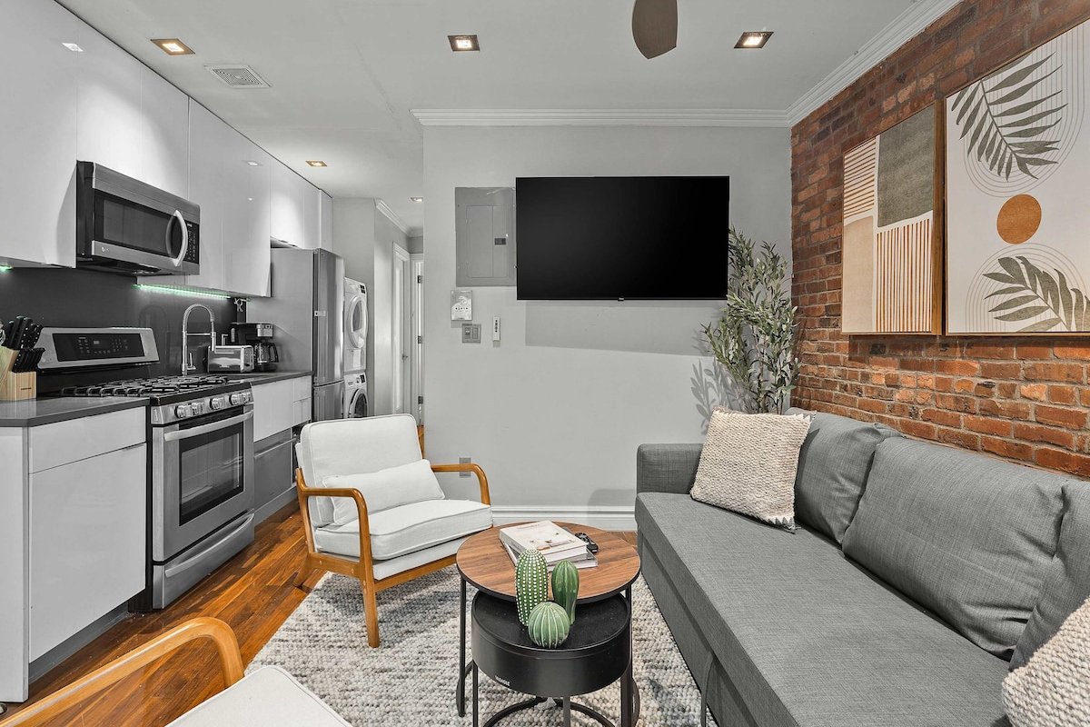 Sleek Midtown East Stay Near Everything gallery image 5