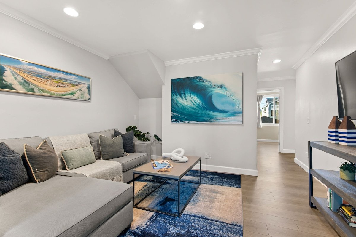 9 Bedrooms-7 Bath-2 Kitchens-Parking-Sleeps 22! gallery image 5