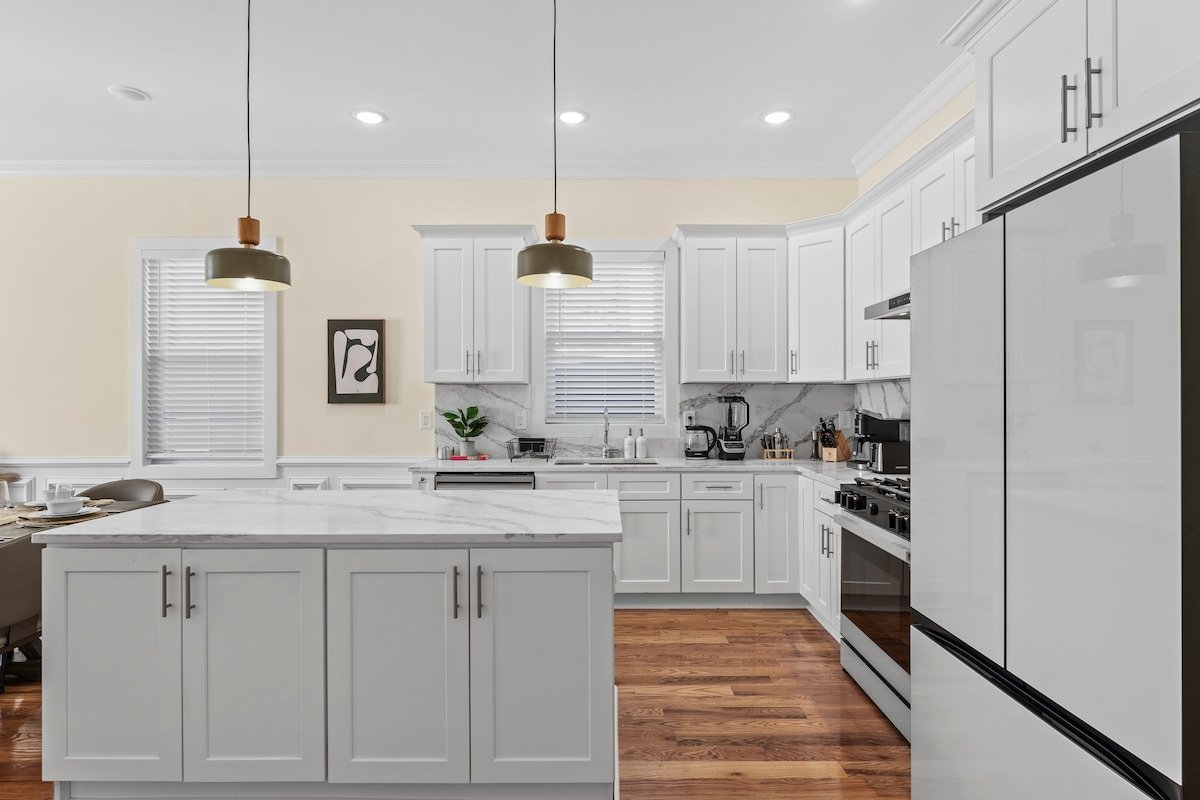 Charming new 4BR 3BA+game room+free parking gallery image 5