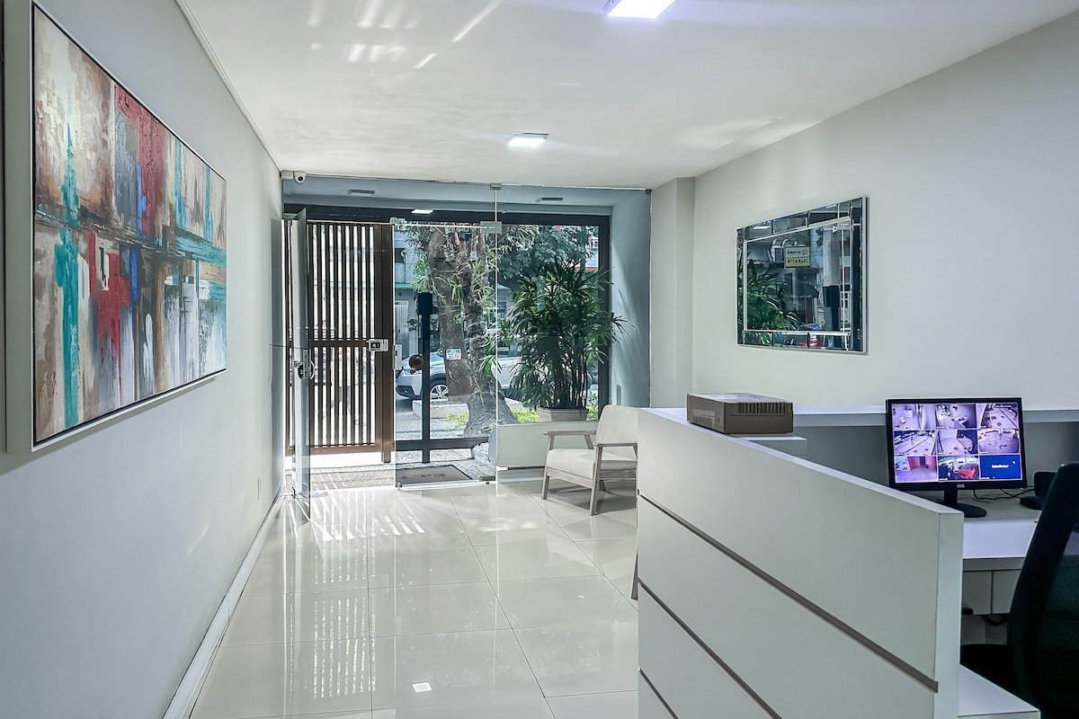 Leblon | 3BR, Renovated, Balcony & Perfect Kitchen gallery image 5