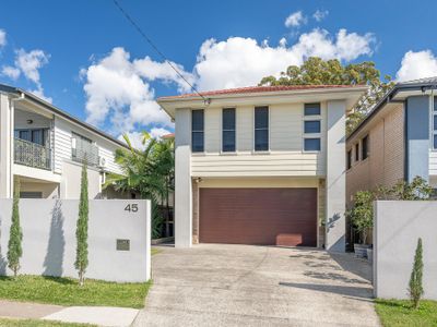 Large 5 bed home 7mins from Airport