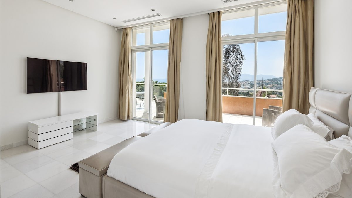 8-bedroom villa close to the center of Cannes gallery image 3
