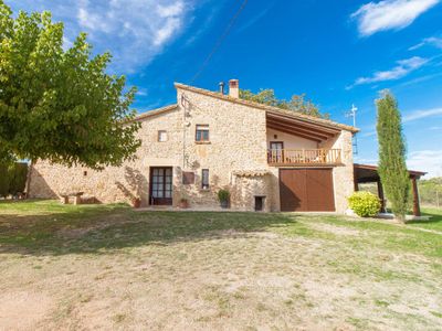Masía de piedra con enorme jardín y piscina